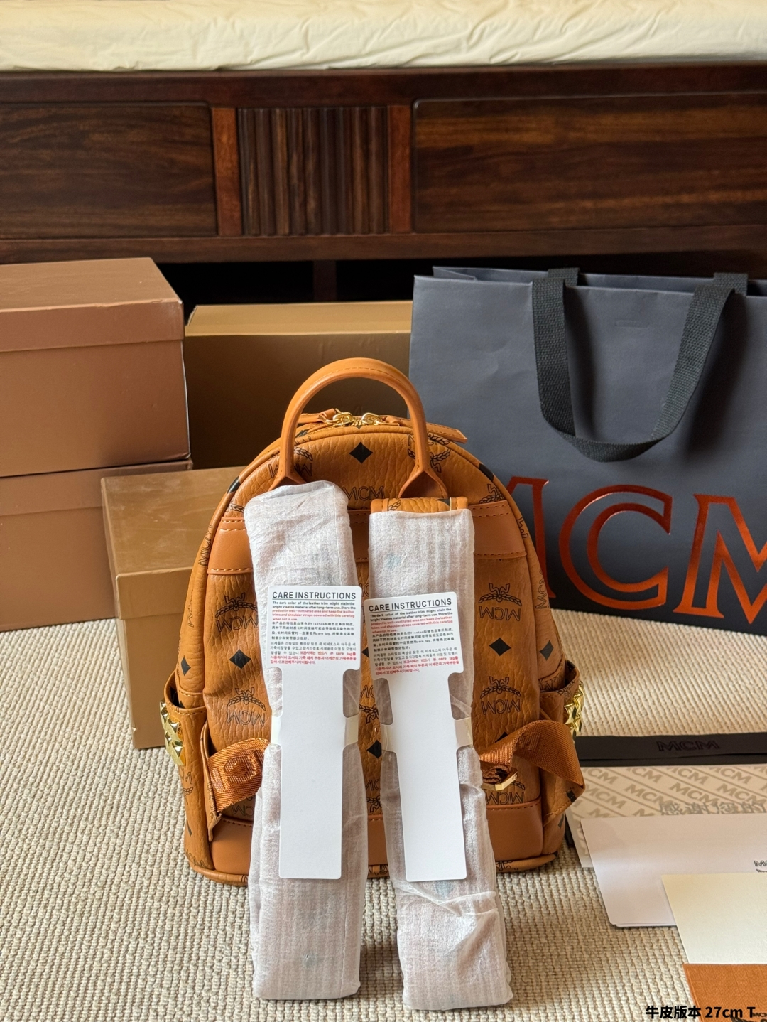 牛皮版本 p195
经典✈✈原单mcm双肩背包到货啦✨ M C M ✨2024款🇰🇷韩国专柜新款双肩包🎒青岛原单代工品质/原版颜色拉头！专柜同材质 原版ykk拉头拉链/专柜原装定制（防尘袋/韩国乐天免税店标签⚡🛃海关贴5件套外包）⚡专柜同质量 经典侧口钉 
Mini.    27 21cm