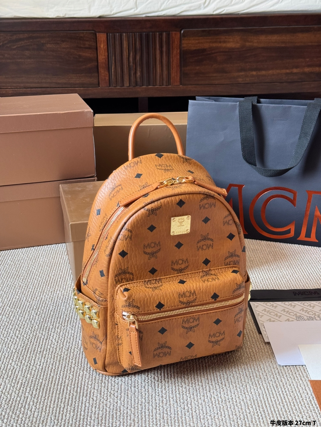 牛皮版本 p195
经典✈✈原单mcm双肩背包到货啦✨ M C M ✨2024款🇰🇷韩国专柜新款双肩包🎒青岛原单代工品质/原版颜色拉头！专柜同材质 原版ykk拉头拉链/专柜原装定制（防尘袋/韩国乐天免税店标签⚡🛃海关贴5件套外包）⚡专柜同质量 经典侧口钉 
Mini.    27 21cm