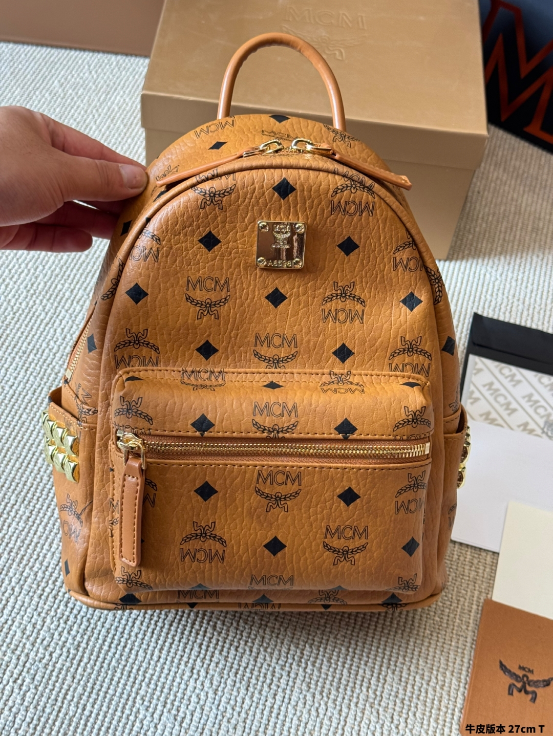 牛皮版本 p195
经典✈✈原单mcm双肩背包到货啦✨ M C M ✨2024款🇰🇷韩国专柜新款双肩包🎒青岛原单代工品质/原版颜色拉头！专柜同材质 原版ykk拉头拉链/专柜原装定制（防尘袋/韩国乐天免税店标签⚡🛃海关贴5件套外包）⚡专柜同质量 经典侧口钉 
Mini.    27 21cm