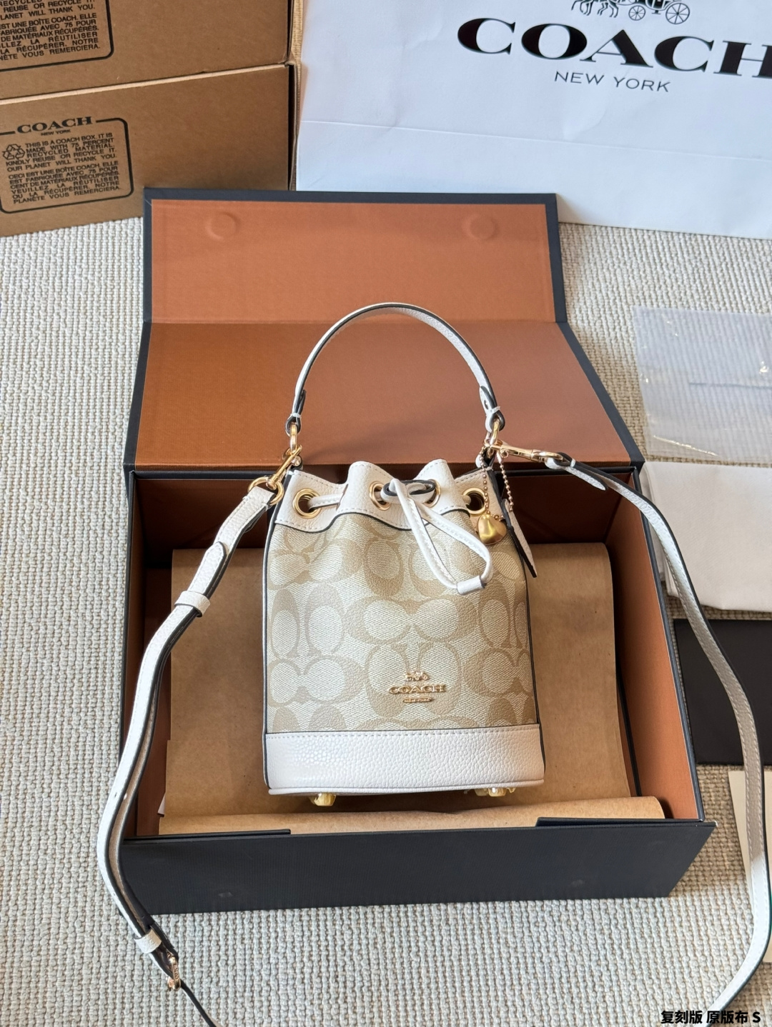 Edición réplica, tela original coach dempsey 15 mini cubo. Apertura con cordón, se puede llevar de mano o cru…