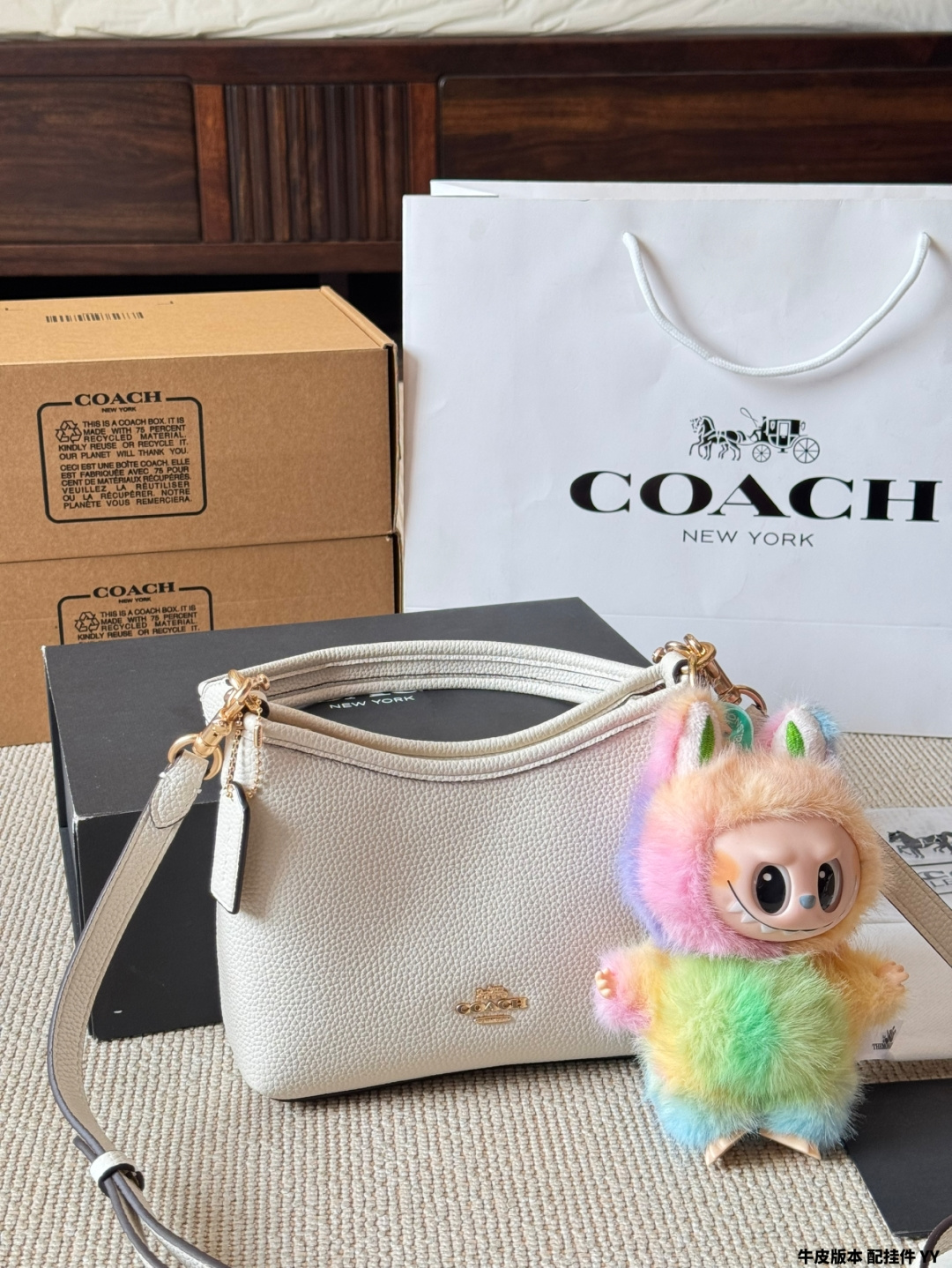 Versión de cuero (con colgante) COACH | bolso vagabundo Laurel, el clásico bolso luna de Coach, con un poco más de capa…