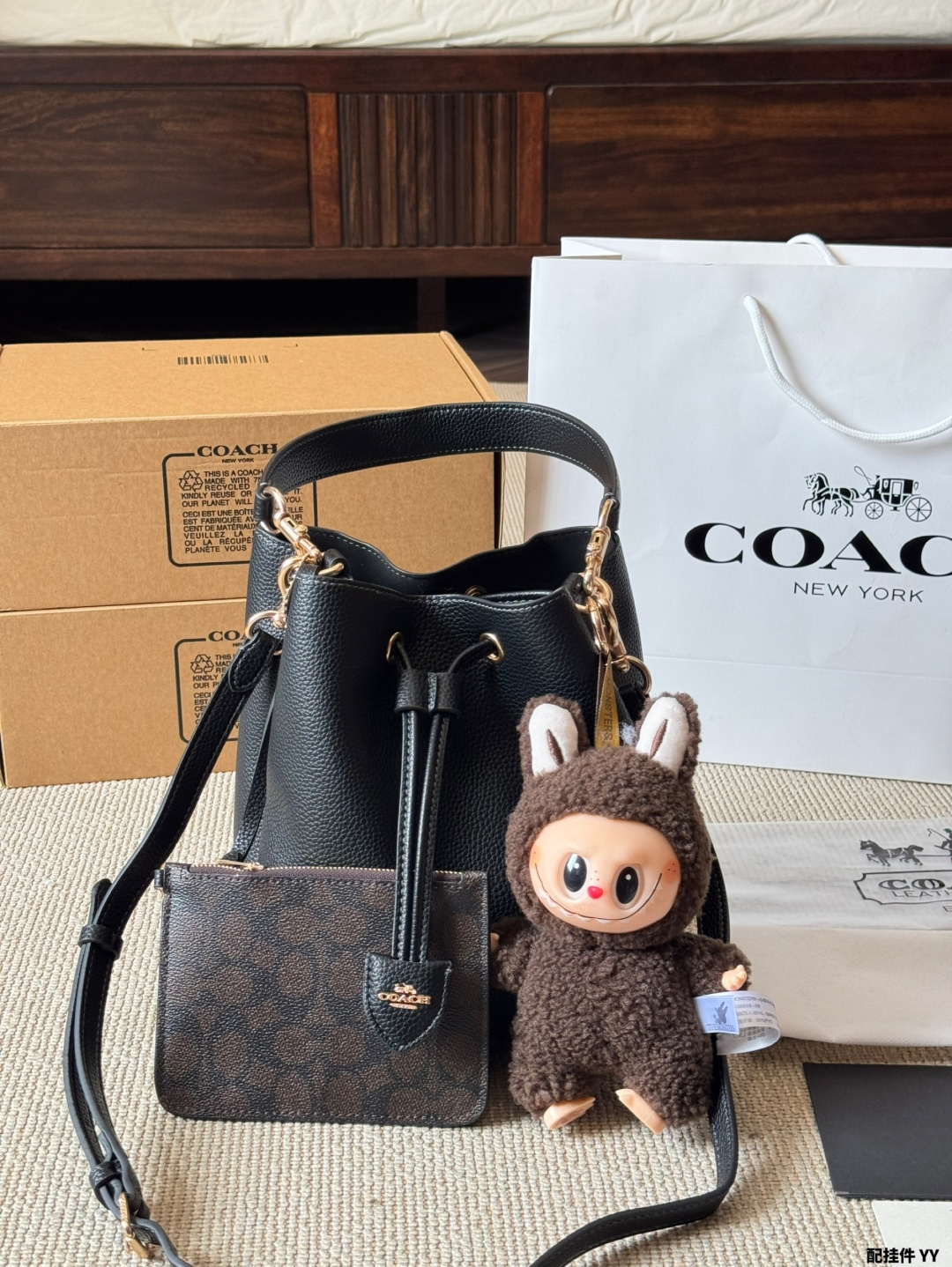 Versión de piel de vaca (con colgante) COACH | Rowan Bucket, bolso cubo, el nuevo bolso cubo tiene diseño de cordón, do…