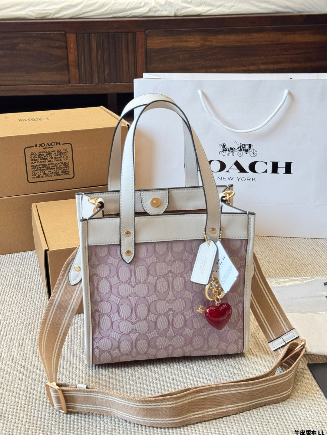 Versión en piel COACH | Bolso tote pequeño Field Tote, ¡por fin llegó! Lleva tu bolso pequeño a la calle. Esta temporad…