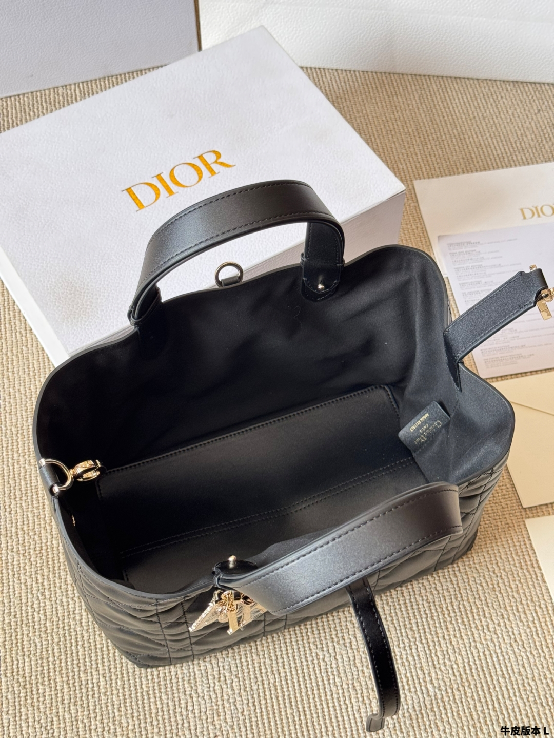 牛皮版本 p265/185
Dior迪奥｜ toujours我愿称之为本季神作
Dior新款toujours这款包包真的有太多抓住我的点了巴首先它的包身非常的轻3

四其次它是选用非常柔软的牛皮拎着的舒适度也很好

s内里也是细节拉满容量也很大首

不仅如此还附带一个小钱袋关键是价格是真的香国四很符合年轻热向往自由说走就走的态度
尺寸 30 20cm  22 15cm
