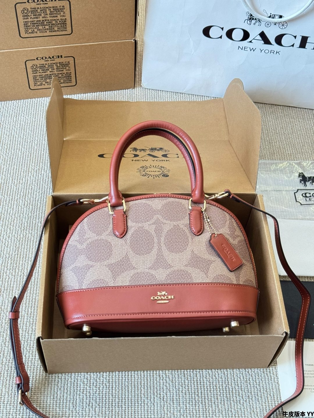 Versión en piel de vaca de la serie Coach Sabrina, bolso de concha. Disponible en varios colores. Piel de grano de nara…