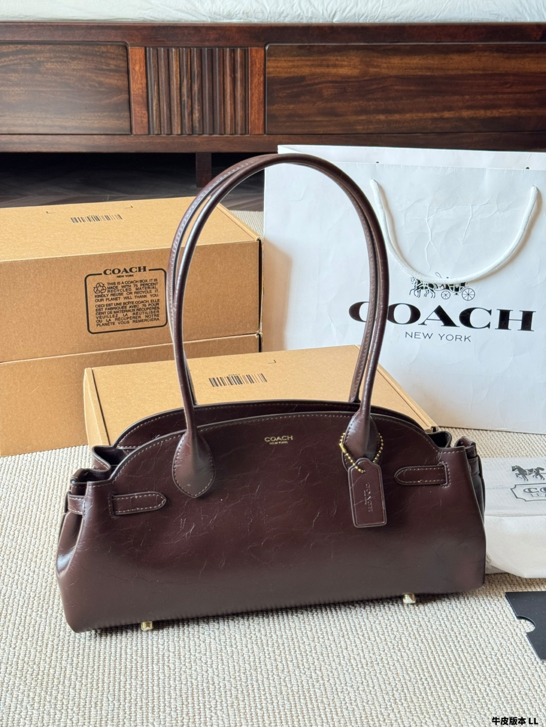 Versión en piel de vaca COACH | Empire Carryall 34 retro de mano. Empire Carryall da la bienvenida a un nuevo miembro. …