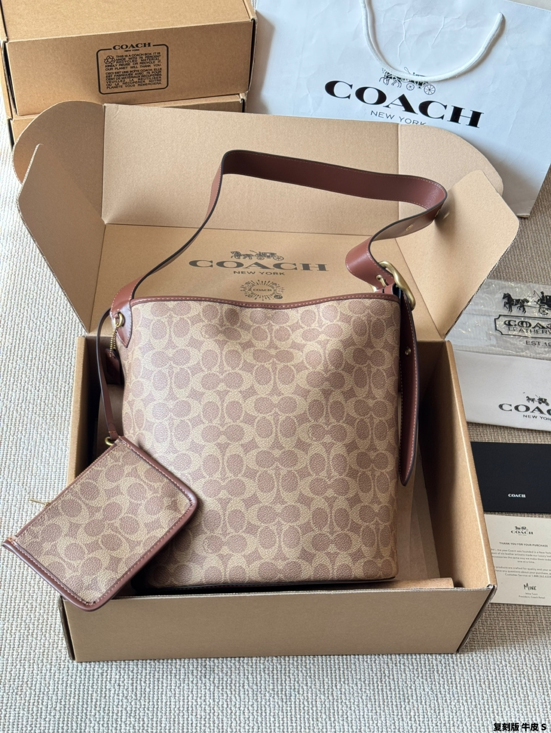 Réplica en piel de vaca Coach | Bolso Bleecker. Llevar el bolso Bleecker de Coach, con su piel curtida súper suave, es …