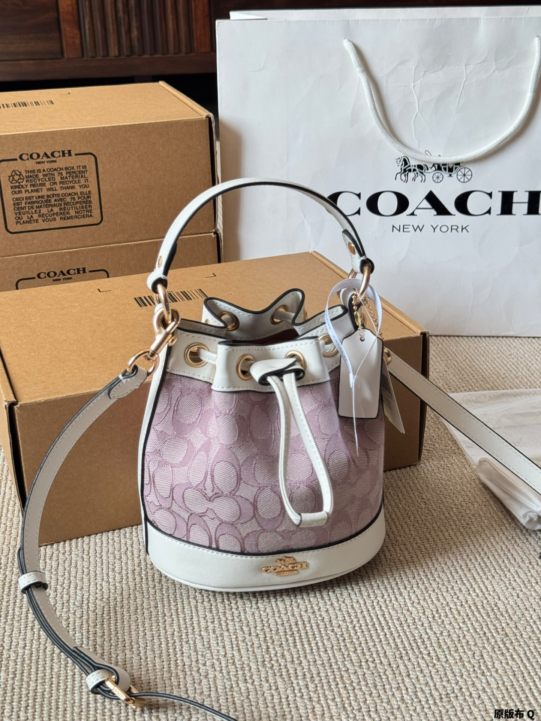 Versión piel coach dempsey mini cubo bolso. Cierre con cordón, se puede llevar de mano o cruzado. Dos correas, una larg…