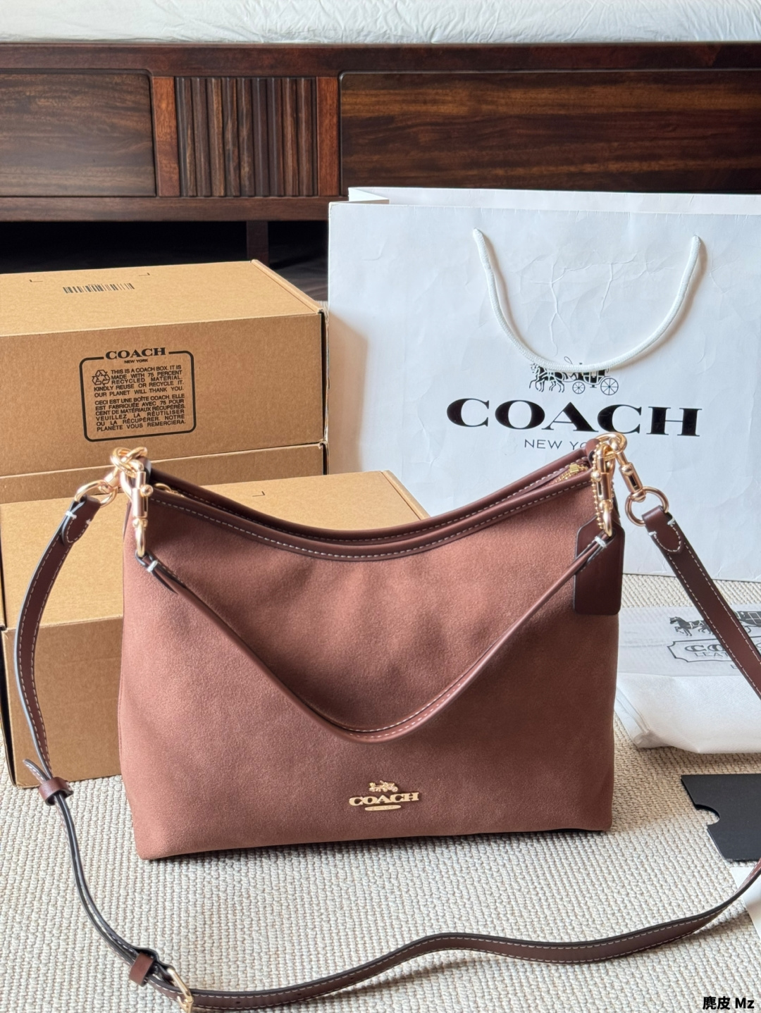 Gamuza COACH | gamuza Laurel bolso vagabundo. El clásico bolso luna de Coach, un poco más grande que el bolso de axila.…