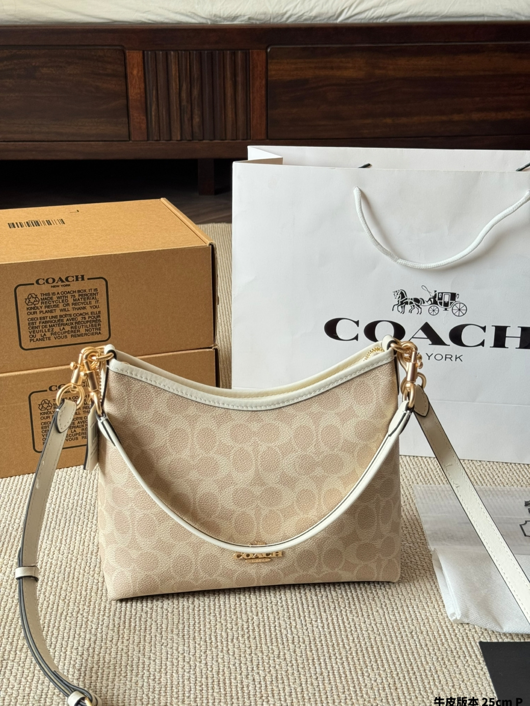 Versión de piel de vaca COACH ¡Nuevo! Bolso vagabundo Laurel. El clásico bolso luna de Coach, con un poco más de capaci…