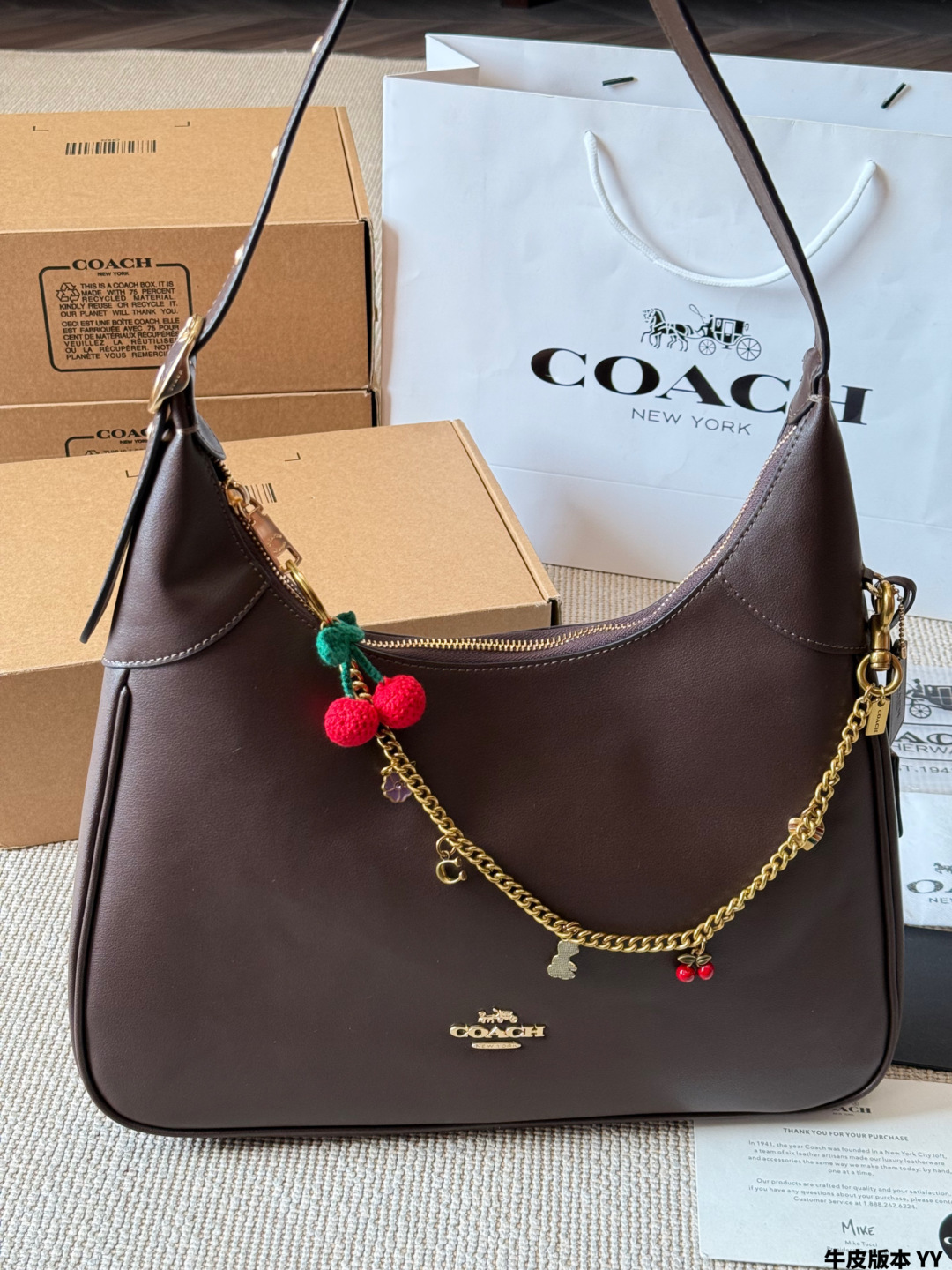 Versión de piel de vaca COACH Ella bolso de axila. Presentamos el bolso de axila COACH Ella, hecho de piel de vaca suav…