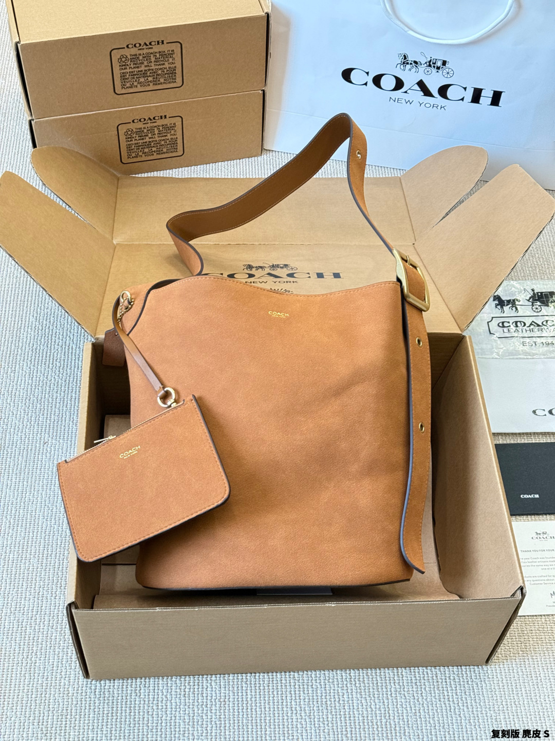 Réplica en gamuza, bolso Coach Bleecker. Lleva el bolso Coach Bleecker, cuero curtido súper suave, textura llena, simpl…