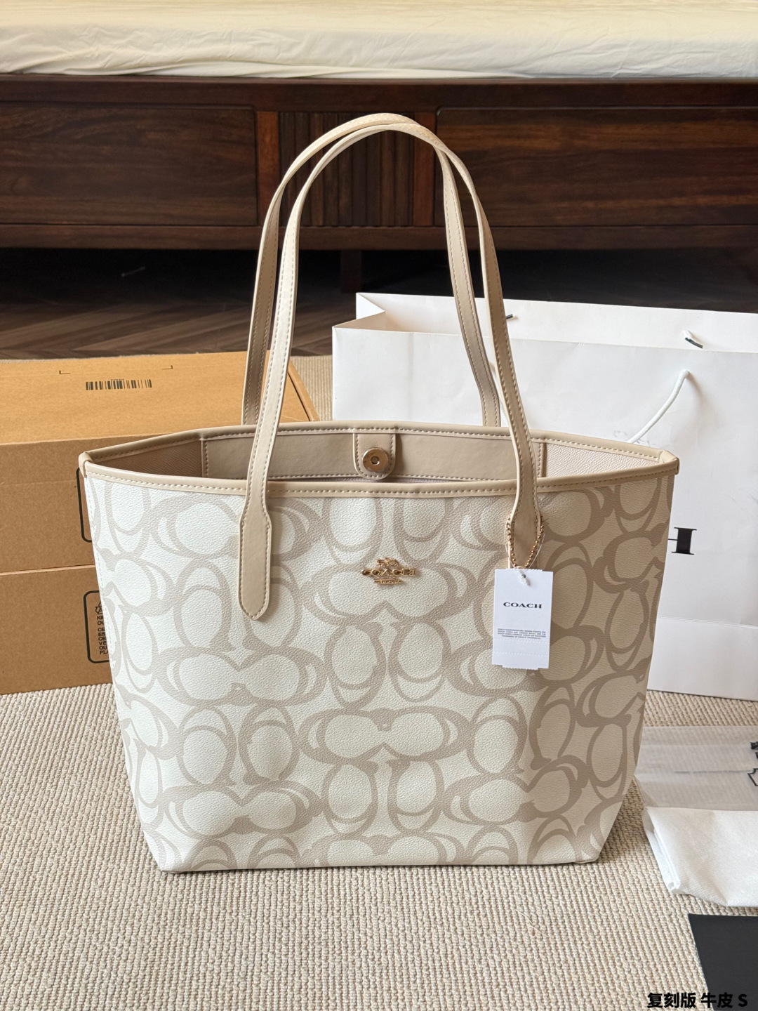 Réplica en piel, bolso tote Coach City Tote. Bolso tote Coach City Tote en color blanco crema, clásico estampado de lon…