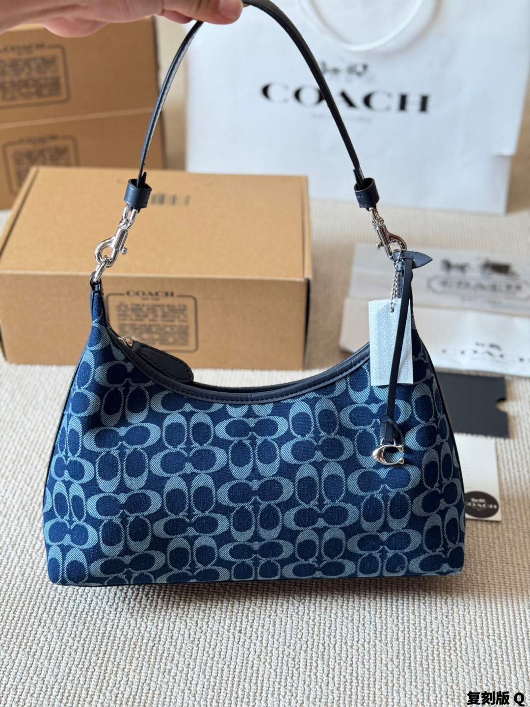 Tela original, nuevo modelo de Coach Juliet hobo en negro, cuero encerado, bolso de dumpling con cremallera completa. B…