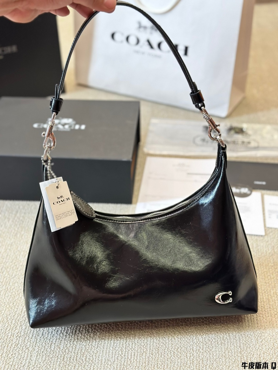 Versión de piel, nuevo modelo de Coach Juliet hobo en negro, cuero encerado, bolso de dumpling con cremallera completa.…
