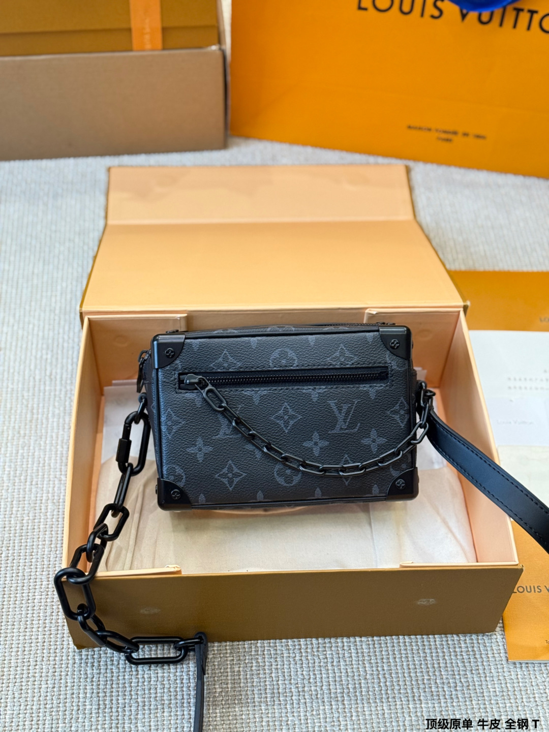 原单版本 牛皮 全钢 💰440
LV Mini Soft Trunk 黑花盒子包
🖤LV Mini Soft Trunk黑花盒子包,型号M44735,采用Monogram Ecli💰se帆布+雾黑树脂链条,硬朗又雅致✨。尺寸18.5x13x8cm,小巧轻便,手拿肩背都OK,男女都能驾驭!灵感来自LV经典旅行箱,复古与现代感兼具,容量适中,日常出门刚刚好。链条五金易磨损,建议用保护膜延长寿命哦~这款包在潮男圈超火,实用又有型,是LV热门男包之一