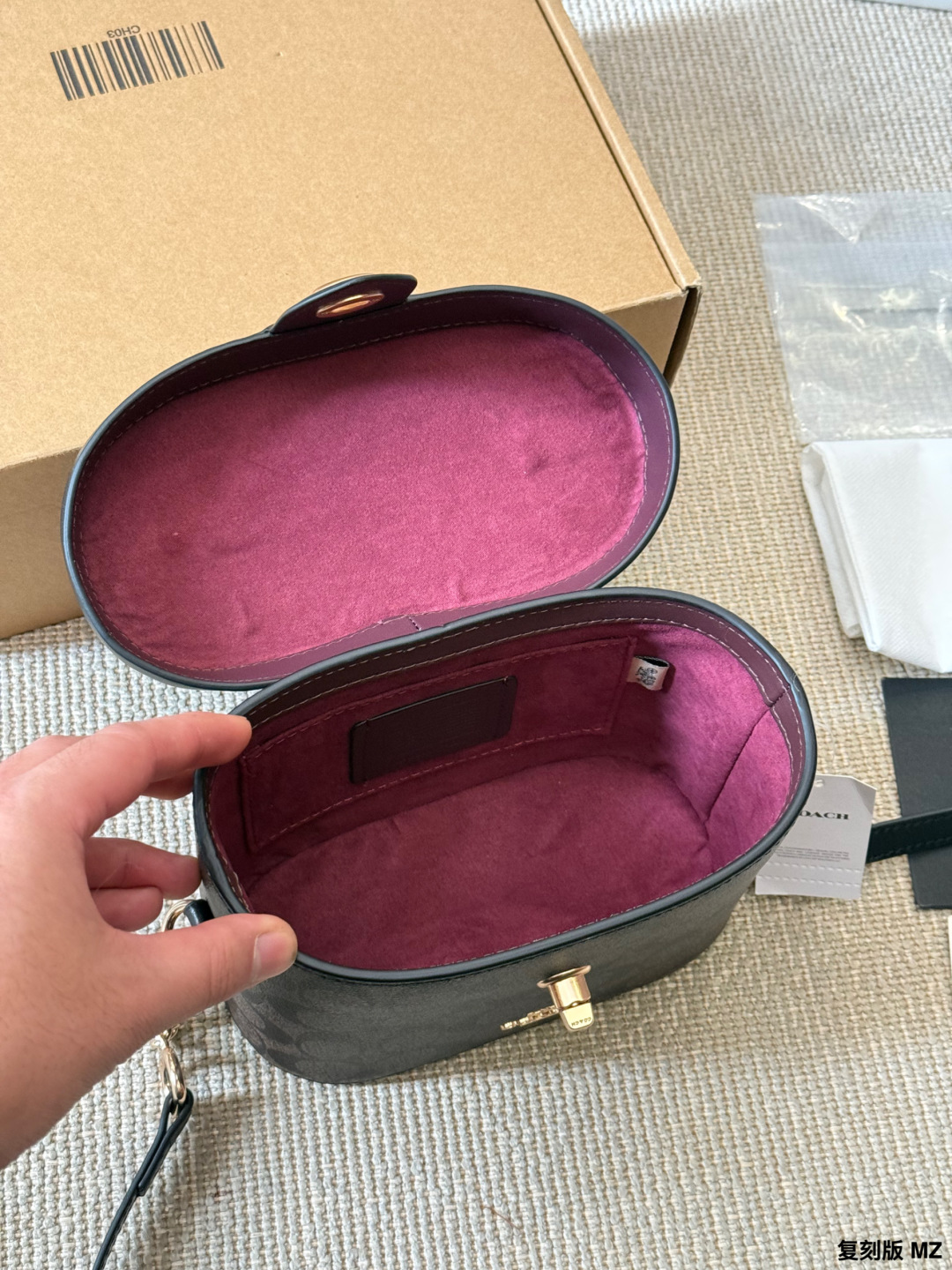 复刻版 p170
COACH Kay 20经典老花盒子包​​
👜COACH Kay 20盒子包，经典老花徽标+黑色拼接，金属拉链开合，牛皮革材质，耐用又有质感✨。尺寸约19.5×13.5×11.5cm，容量适中，通勤休闲都OK！手提、单肩、斜挎三种背法，链条肩带可替换，灵活百搭。内部空间合理，建议搭配同色内胆包，收纳更方便，防止刮花。老花图案+复古设计，实用又时髦，轻奢入门首选！