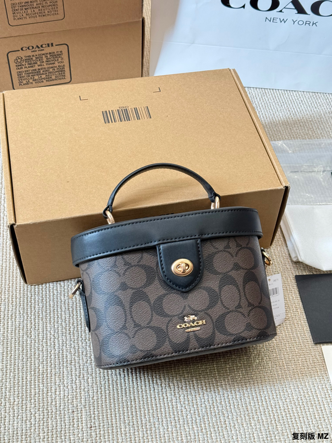 复刻版 p170
COACH Kay 20经典老花盒子包​​
👜COACH Kay 20盒子包，经典老花徽标+黑色拼接，金属拉链开合，牛皮革材质，耐用又有质感✨。尺寸约19.5×13.5×11.5cm，容量适中，通勤休闲都OK！手提、单肩、斜挎三种背法，链条肩带可替换，灵活百搭。内部空间合理，建议搭配同色内胆包，收纳更方便，防止刮花。老花图案+复古设计，实用又时髦，轻奢入门首选！