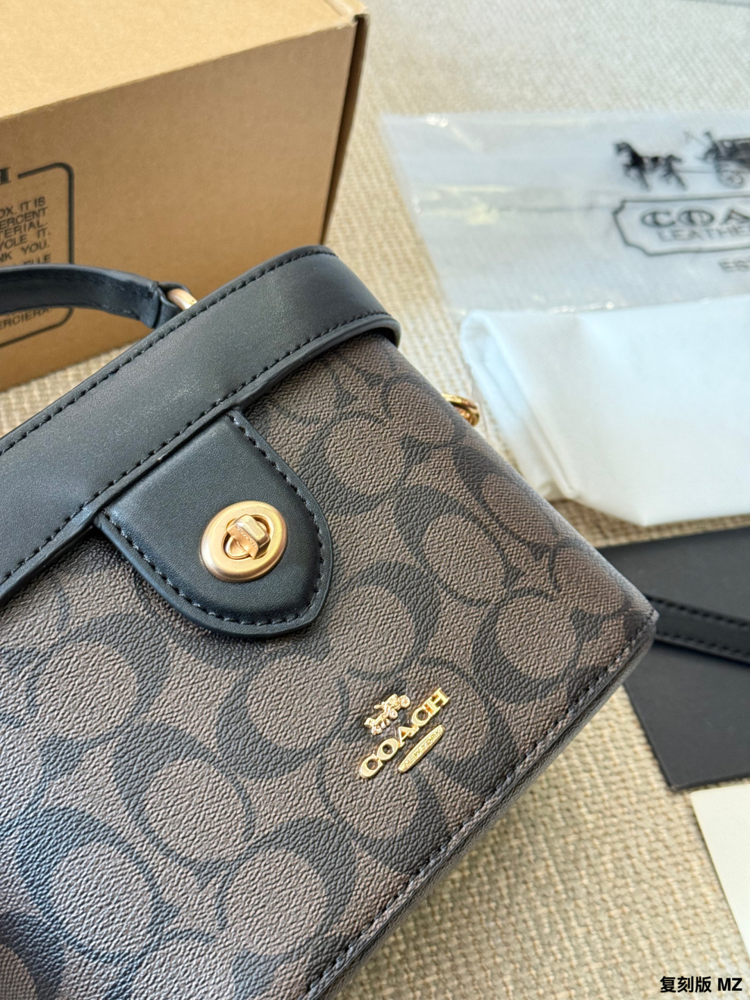 复刻版 p170
COACH Kay 20经典老花盒子包​​
👜COACH Kay 20盒子包，经典老花徽标+黑色拼接，金属拉链开合，牛皮革材质，耐用又有质感✨。尺寸约19.5×13.5×11.5cm，容量适中，通勤休闲都OK！手提、单肩、斜挎三种背法，链条肩带可替换，灵活百搭。内部空间合理，建议搭配同色内胆包，收纳更方便，防止刮花。老花图案+复古设计，实用又时髦，轻奢入门首选！