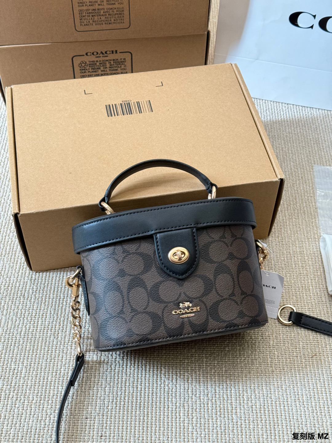 复刻版 p170
COACH Kay 20经典老花盒子包​​
👜COACH Kay 20盒子包，经典老花徽标+黑色拼接，金属拉链开合，牛皮革材质，耐用又有质感✨。尺寸约19.5×13.5×11.5cm，容量适中，通勤休闲都OK！手提、单肩、斜挎三种背法，链条肩带可替换，灵活百搭。内部空间合理，建议搭配同色内胆包，收纳更方便，防止刮花。老花图案+复古设计，实用又时髦，轻奢入门首选！