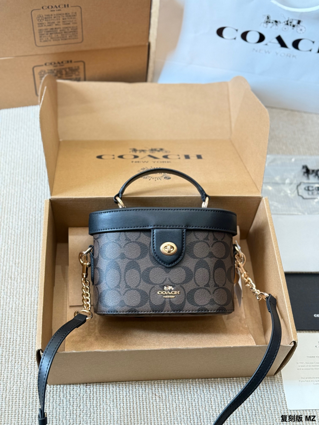 复刻版 p170
COACH Kay 20经典老花盒子包​​
👜COACH Kay 20盒子包，经典老花徽标+黑色拼接，金属拉链开合，牛皮革材质，耐用又有质感✨。尺寸约19.5×13.5×11.5cm，容量适中，通勤休闲都OK！手提、单肩、斜挎三种背法，链条肩带可替换，灵活百搭。内部空间合理，建议搭配同色内胆包，收纳更方便，防止刮花。老花图案+复古设计，实用又时髦，轻奢入门首选！