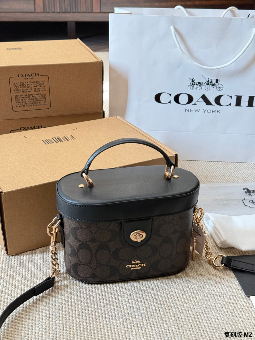 复刻版 p170
COACH Kay 20经典老花盒子包​​
👜COACH Kay 20盒子包，经典老花徽标+黑色拼接，金属拉链开合，牛皮革材质，耐用又有质感✨。尺寸约19.5×13.5×11.5cm，容量适中，通勤休闲都OK！手提、单肩、斜挎三种背法，链条肩带可替换，灵活百搭。内部空间合理，建议搭配同色内胆包，收纳更方便，防止刮花。老花图案+复古设计，实用又时髦，轻奢入门首选！