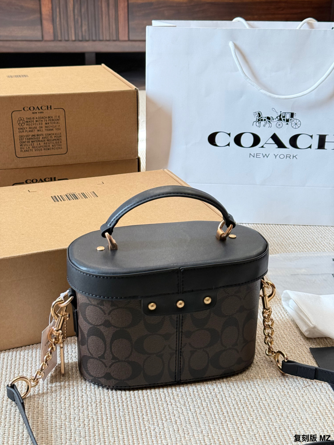 复刻版 p170
COACH Kay 20经典老花盒子包​​
👜COACH Kay 20盒子包，经典老花徽标+黑色拼接，金属拉链开合，牛皮革材质，耐用又有质感✨。尺寸约19.5×13.5×11.5cm，容量适中，通勤休闲都OK！手提、单肩、斜挎三种背法，链条肩带可替换，灵活百搭。内部空间合理，建议搭配同色内胆包，收纳更方便，防止刮花。老花图案+复古设计，实用又时髦，轻奢入门首选！
