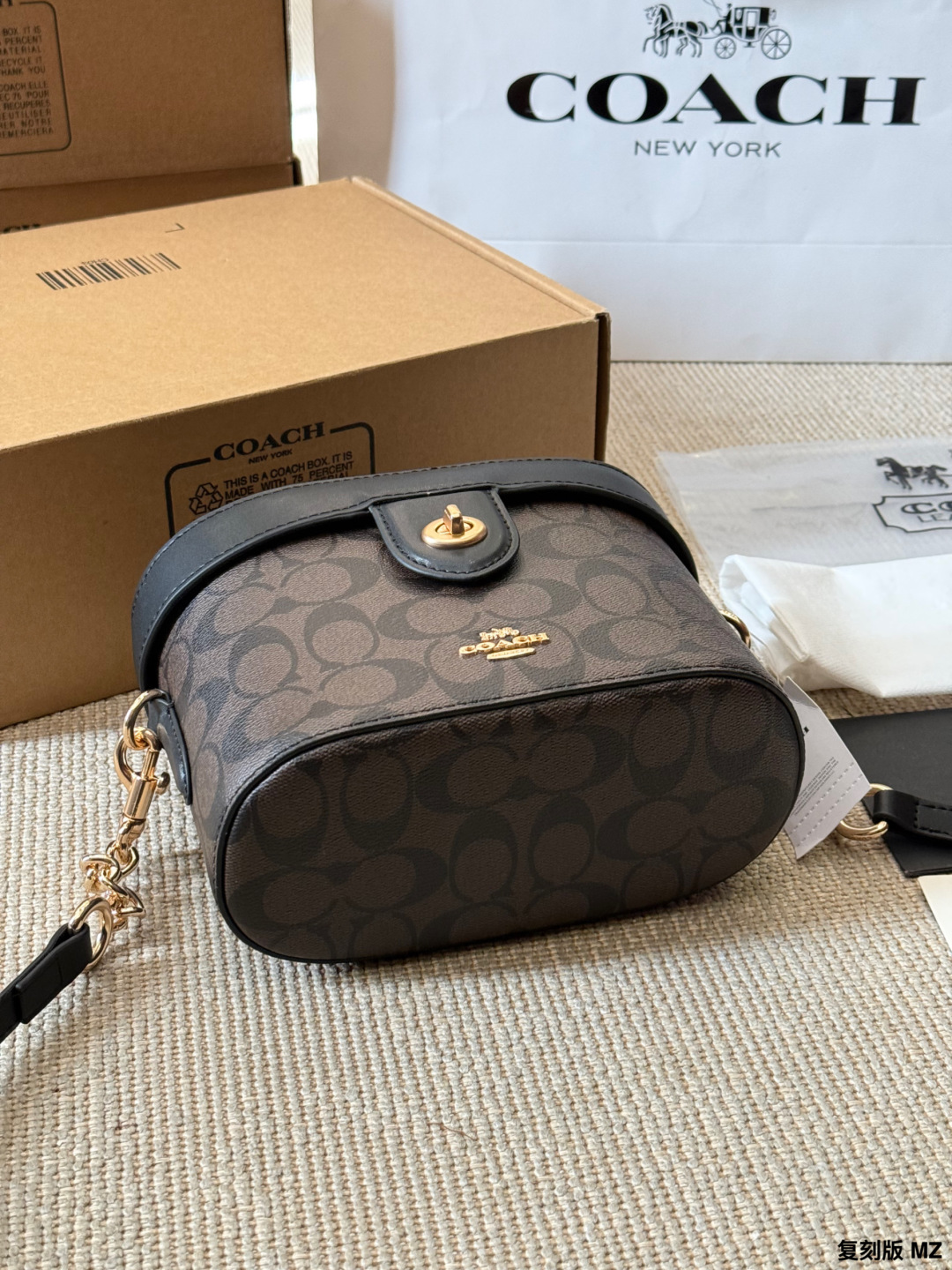 复刻版 p170
COACH Kay 20经典老花盒子包​​
👜COACH Kay 20盒子包，经典老花徽标+黑色拼接，金属拉链开合，牛皮革材质，耐用又有质感✨。尺寸约19.5×13.5×11.5cm，容量适中，通勤休闲都OK！手提、单肩、斜挎三种背法，链条肩带可替换，灵活百搭。内部空间合理，建议搭配同色内胆包，收纳更方便，防止刮花。老花图案+复古设计，实用又时髦，轻奢入门首选！