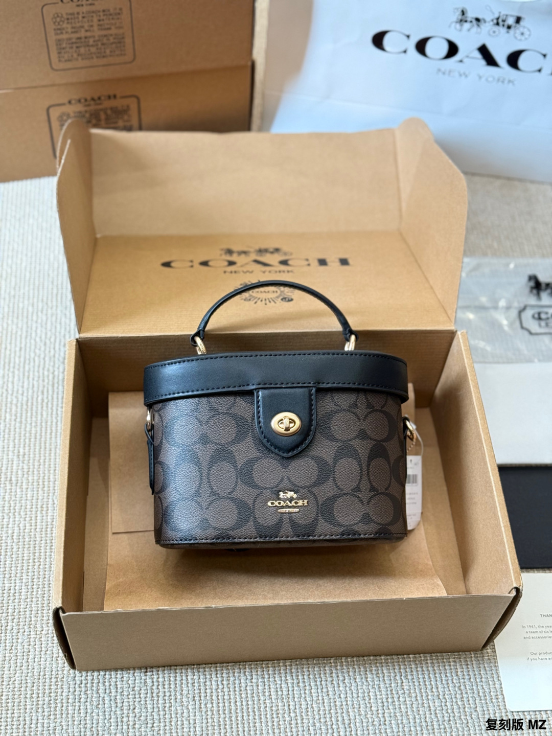 复刻版 p170
COACH Kay 20经典老花盒子包​​
👜COACH Kay 20盒子包，经典老花徽标+黑色拼接，金属拉链开合，牛皮革材质，耐用又有质感✨。尺寸约19.5×13.5×11.5cm，容量适中，通勤休闲都OK！手提、单肩、斜挎三种背法，链条肩带可替换，灵活百搭。内部空间合理，建议搭配同色内胆包，收纳更方便，防止刮花。老花图案+复古设计，实用又时髦，轻奢入门首选！