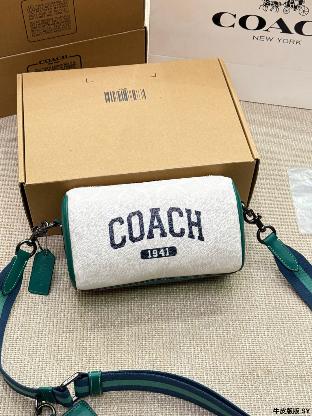 Versión en piel COACH Axel bandolera blanco glaciar 🤍 Bandolera COACH Axel blanco glaciar, clásica lona con estampado …