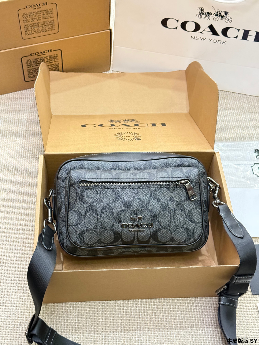 Versión en piel Coach Elias bandolera para hombre 🖤 Bandolera Coach Elias para hombre, clásico estampado en gris y neg…