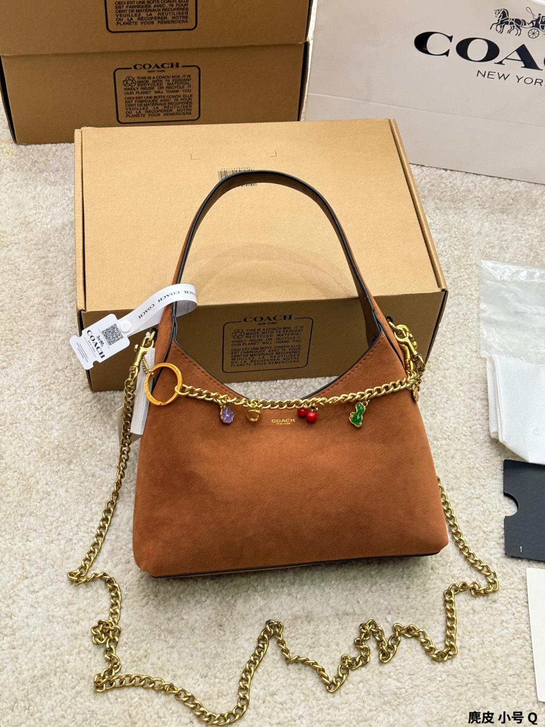 Gamuza (tamaño pequeño) Coach Coach | Bolso de hombro Brooklyn Este bolso de hombro Brooklyn tiene un diseño elegante y…