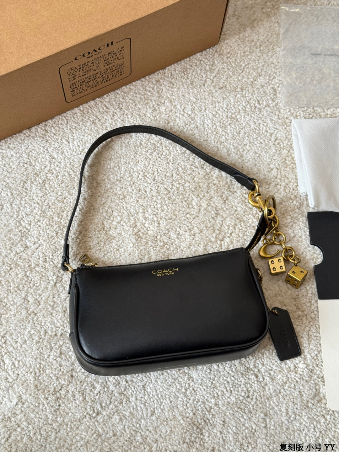 复刻版 小号 COACH Plaza 18迷你麻将包 COACH Plaza 18迷你麻将包，黑色皮革+金色五金，简约又精致艹。尺寸约18x12×6cm，小巧轻便，手机、钥匙、口红都能装下，通勤出行超方便！肩带可调节，手拎、腋下、斜挎都O…