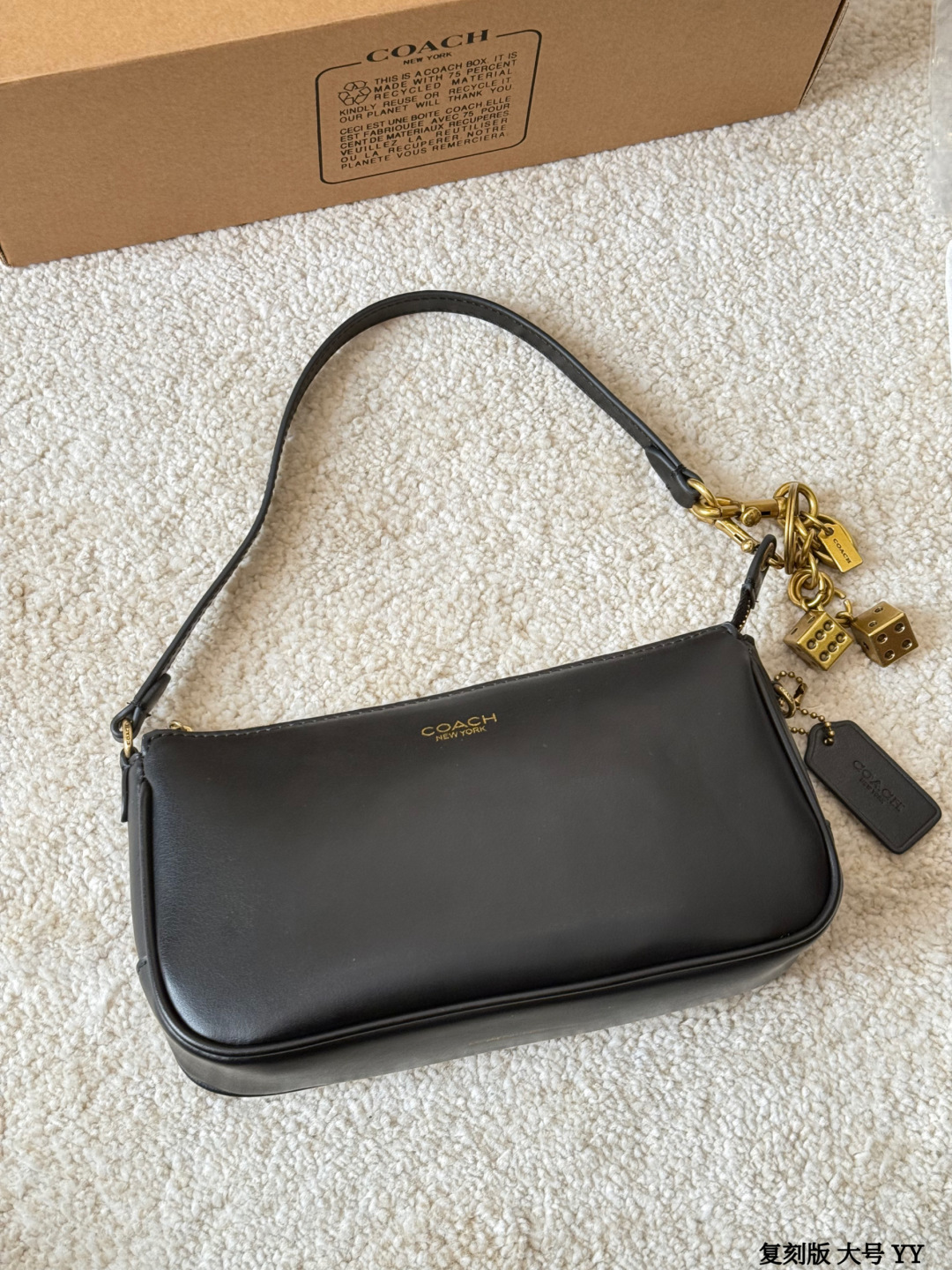 复刻版 大号 COACH Plaza 21迷你麻将包 COACH Plaza 21迷你麻将包，黑色皮革+金色五金，简约又精致艹。尺寸约21x15×8cm，小巧轻便，手机、钥匙、口红都能装下，通勤出行超方便！肩带可调节，手拎、腋下、斜挎都O…