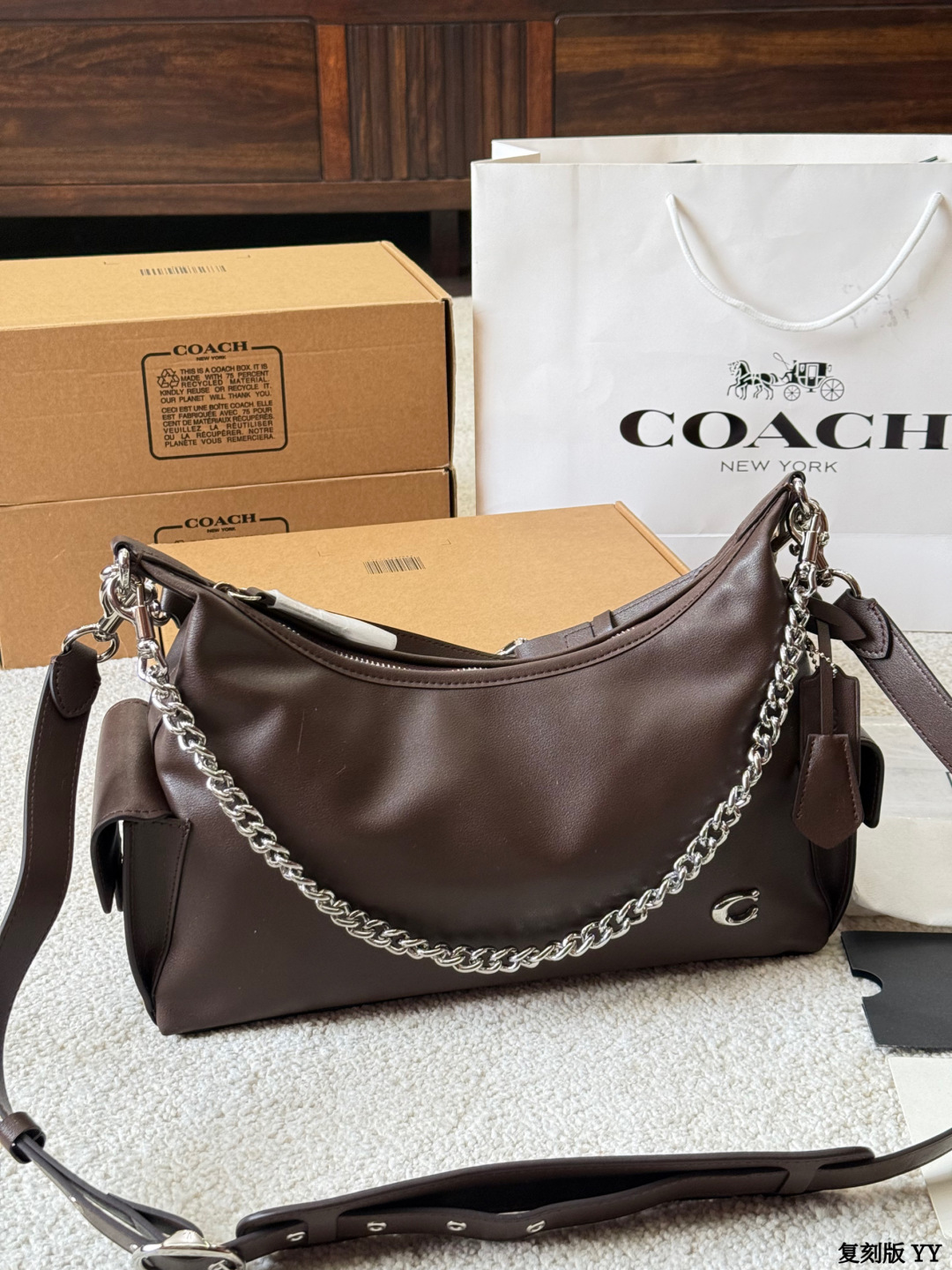 复刻版 COACH Pocket Juliet 新款工装风朱丽叶～ 款工装口袋风格的Juliet手袋 超大SIZE的Hobo风格 保留了优雅线条的 同时兼顾了当下年轻群体想要的街头酷感 长短两个肩带都🉑调节 是一包多搭的绝佳选择。 尺寸…