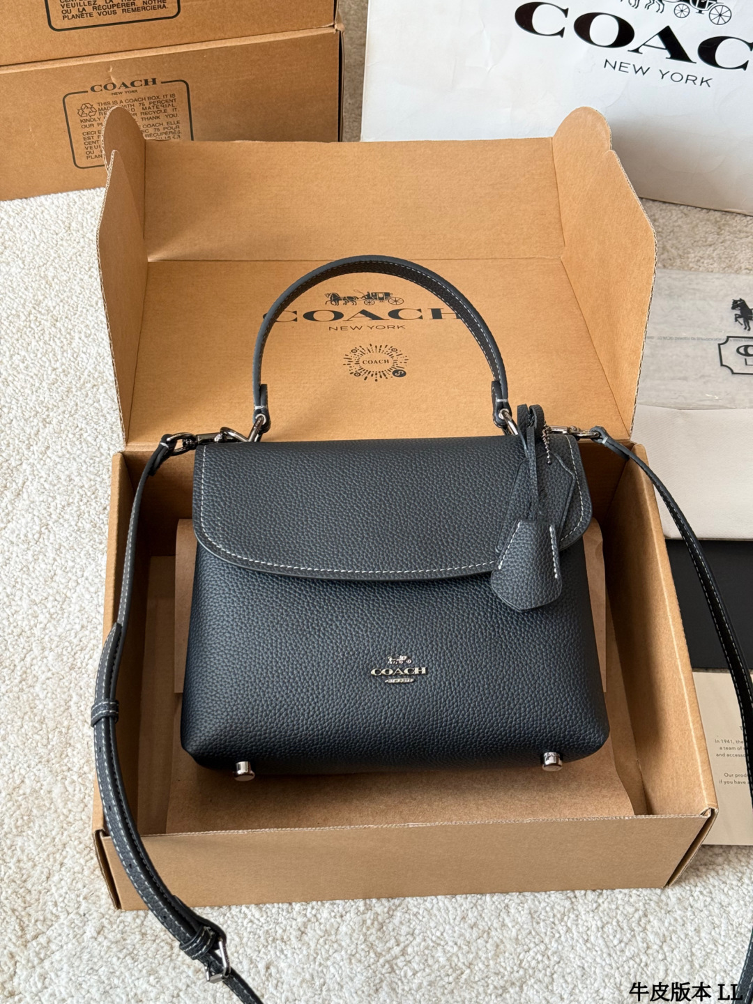 Versión en piel, bolso de mano Coach Manawa Bay, bolso de mano Coach Manawa Bay, piel de grano de napa negra, textura f…