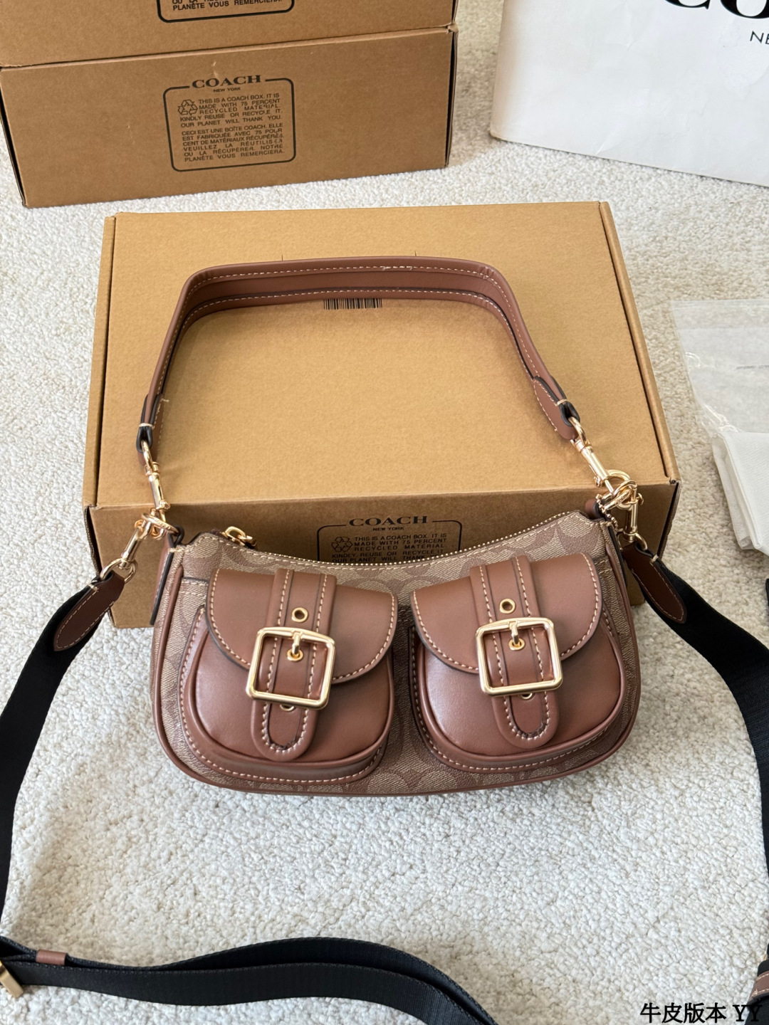 Versión piel de vaca COACH Ashton bolso baguette COACH Ashton bolso baguette, clásico estampado de carruaje + piel marr…