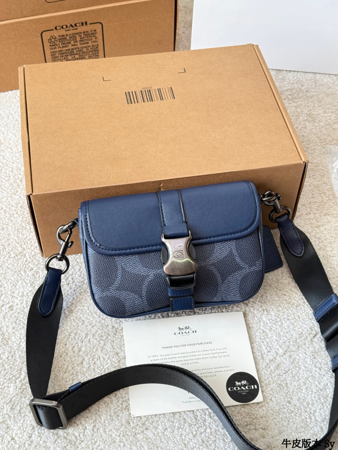 Versión en cuero, bandolera COACH LEAGUE 19, bandolera COACH LEAGUE 19, cuero azul marino con estampado de C grande, di…
