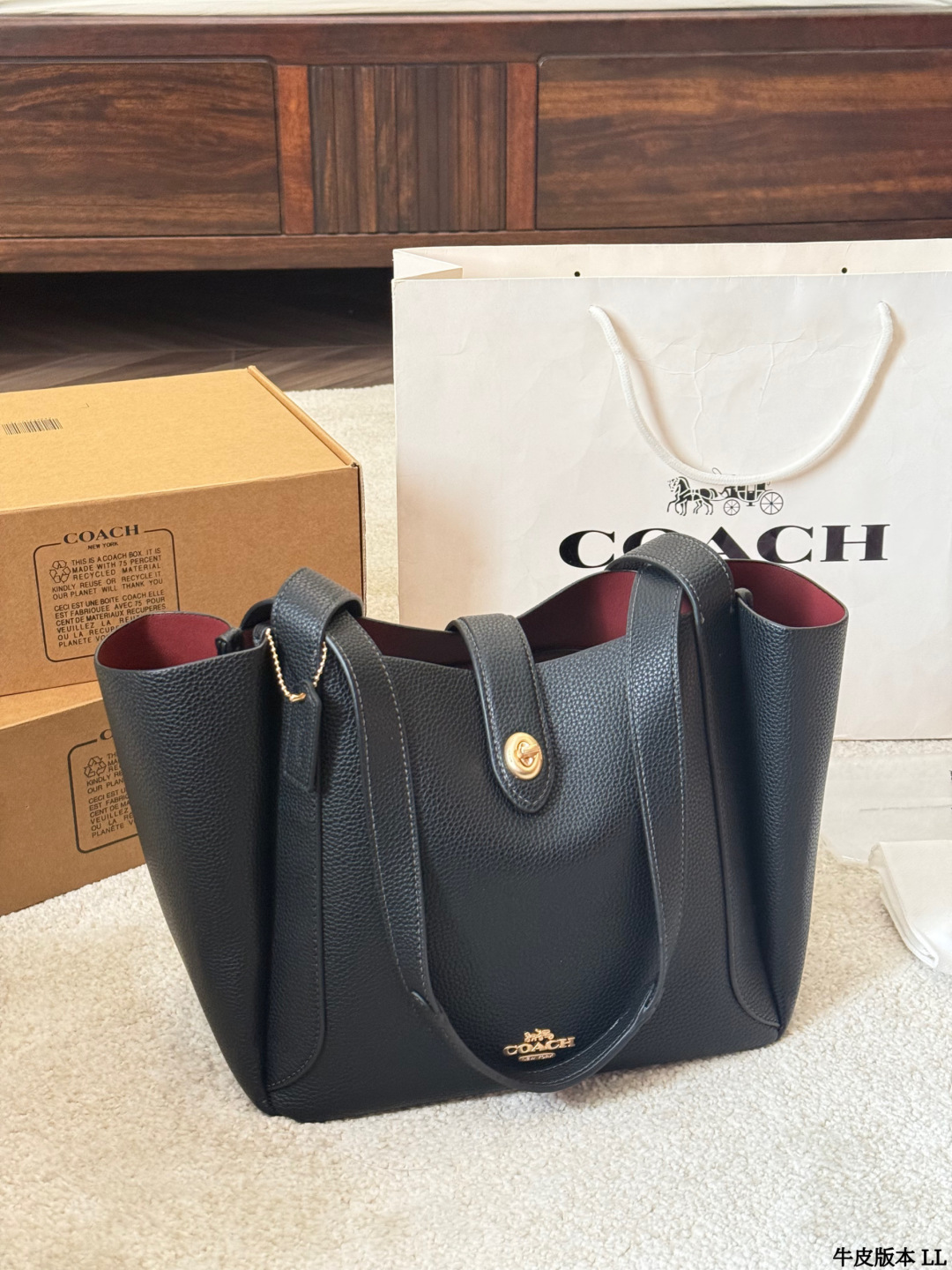 牛皮版本 COACH|简约黑色流浪包Hadley哈德利 简约的松弛感 不挑年龄和穿搭 容量大 可腋下可斜挎 纯牛皮荔枝纹 深石灰色 太高级啦 比国内便宜太多啦 纯黑荔枝纹牛皮 蔻驰真的听话 配了延长肩带 腋下斜挎都很完美 尺寸28 22cm