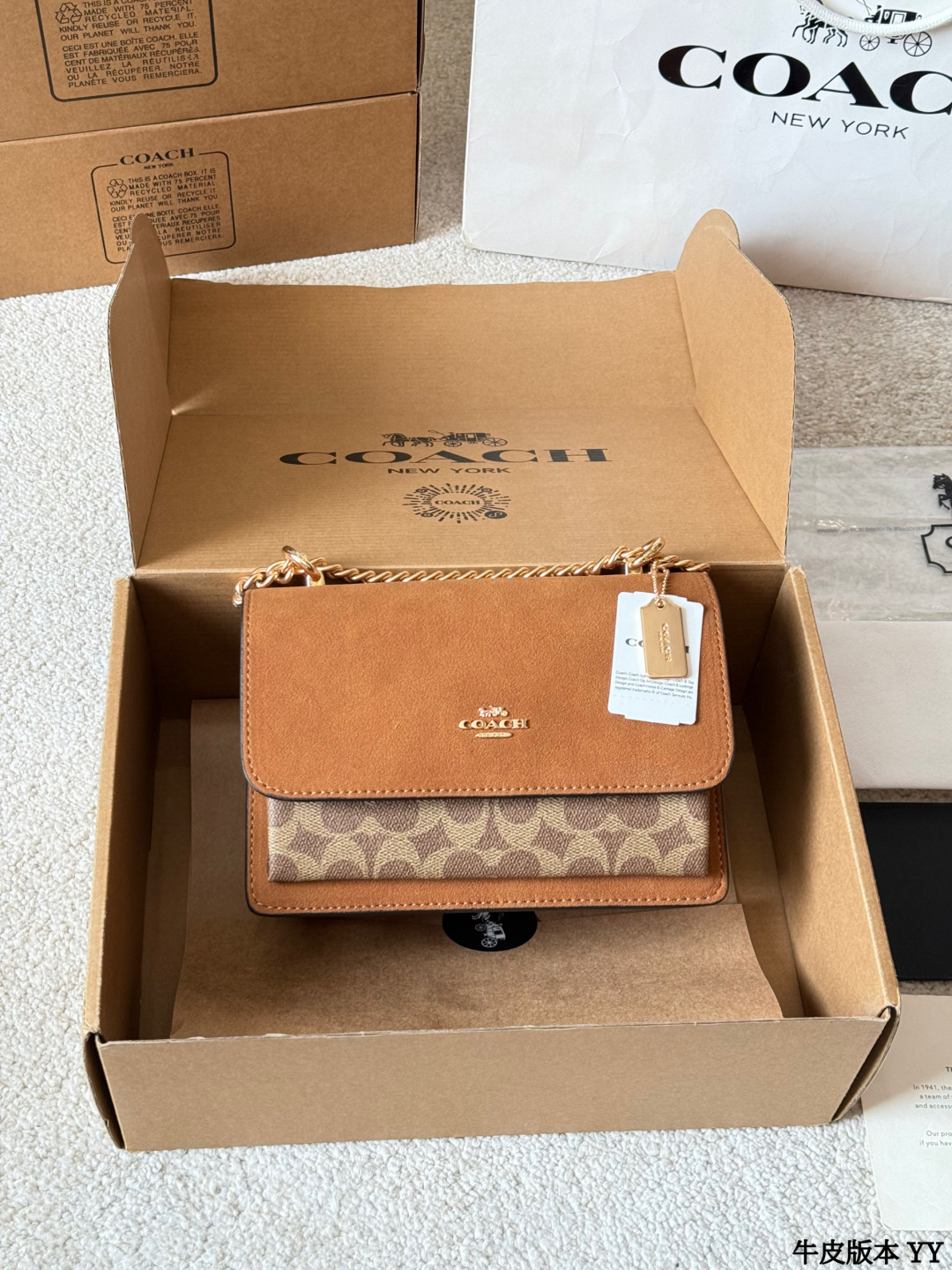 Versión en piel de becerro Coach | Bolso acordeón Klare El nuevo Klare de C con solapa y forma cuadrada. Este bolso se …