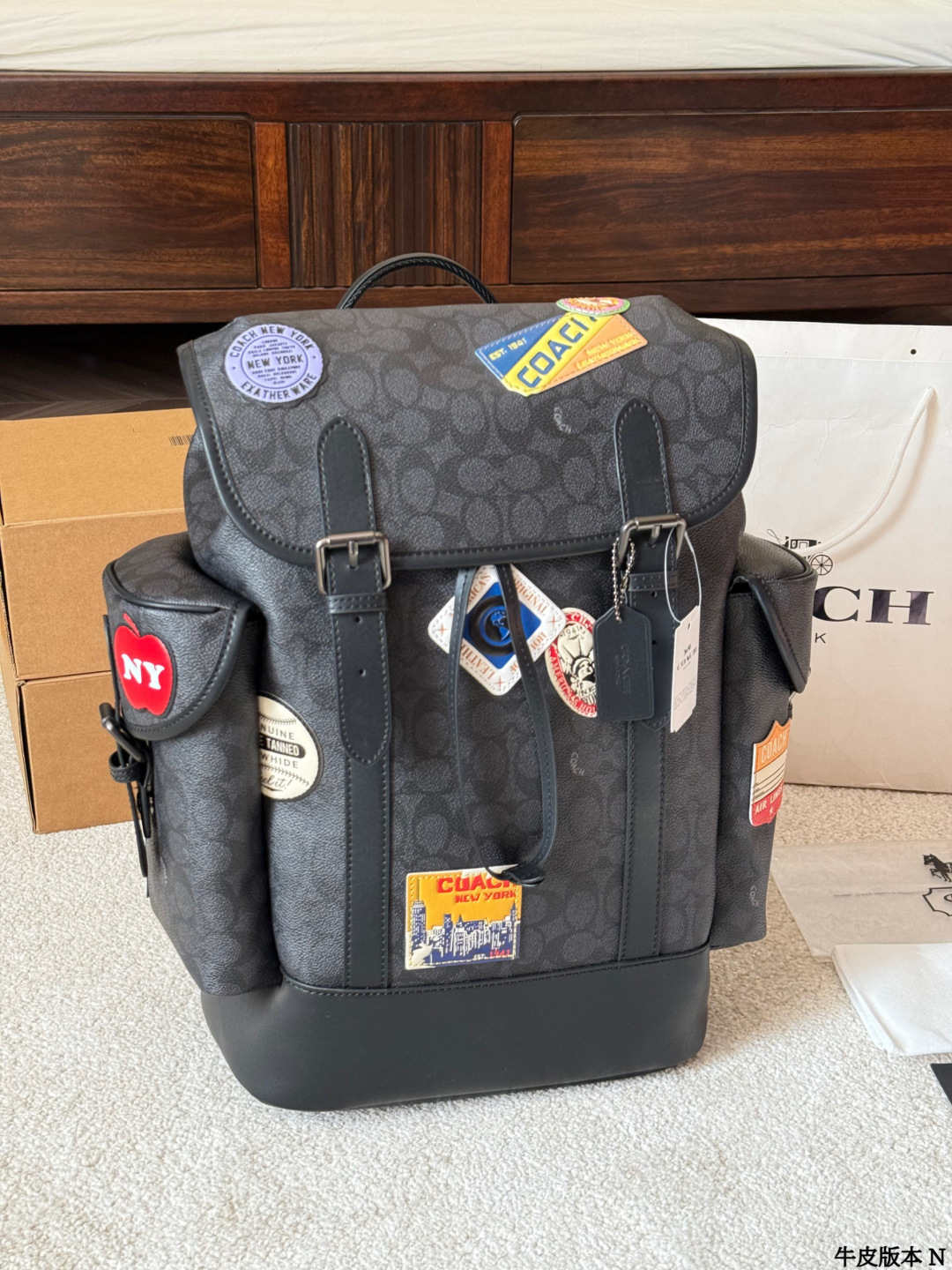 Versión de piel de vaca COACH Hitch mochila con insignias, COACH Hitch mochila con insignias, clásica lona con patrón S…