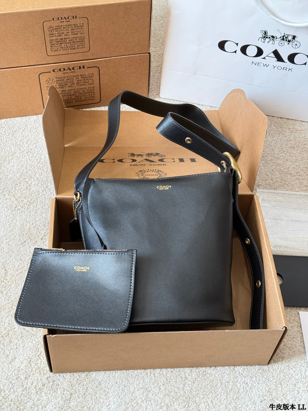 Versión de piel de vaca, Coach Coach | Bolso Bleecker, con el bolso Coach Bleecker, la piel curtida súper suave tiene u…