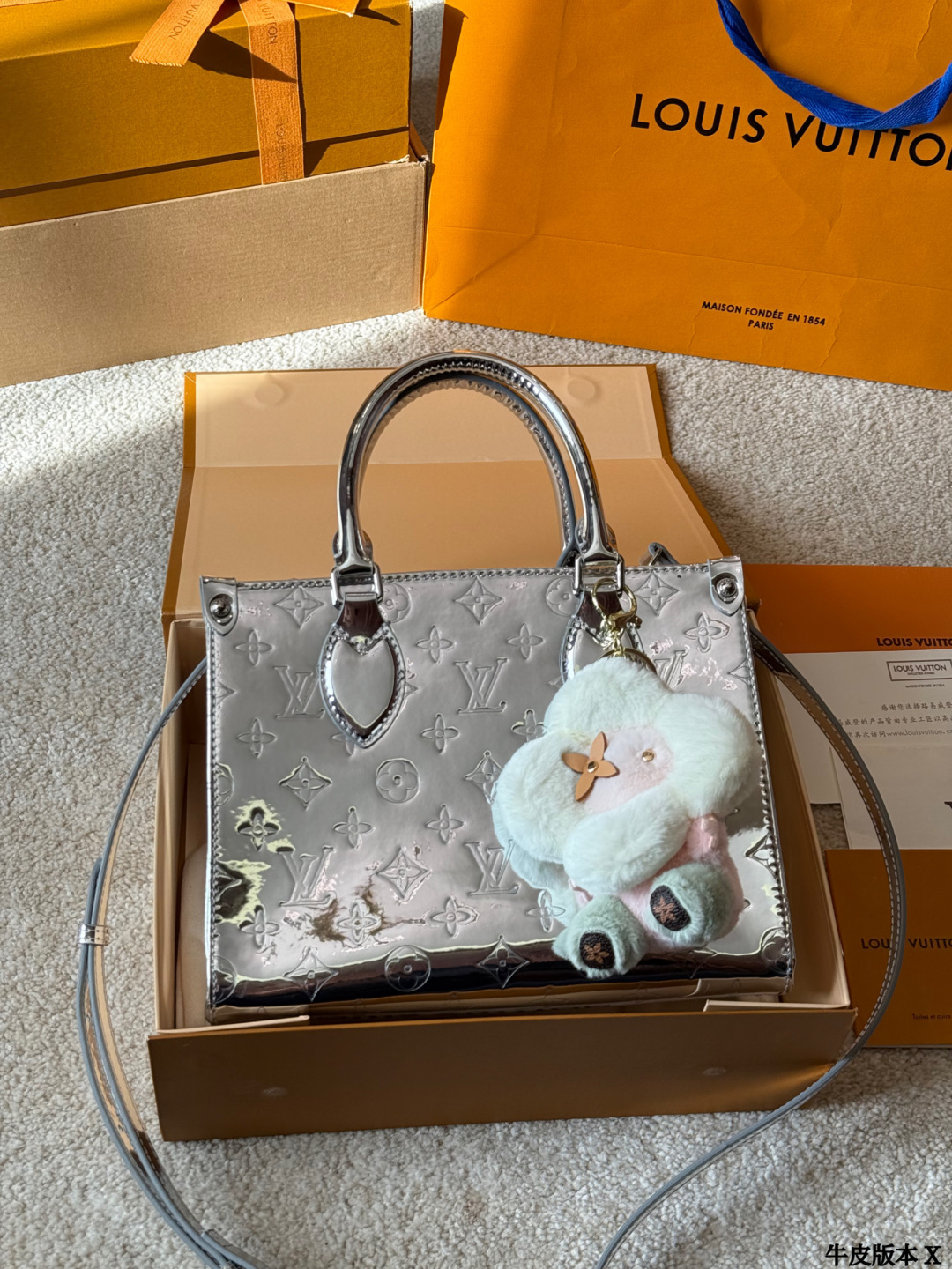 Cowhide Version P308 | Lv Onthego Silver Tote Bag | Lv Onthego Silver Tote Bag, Limited Ski Series, Material + Classic Monogram Presbyopia, Both Futuristic And Luxurious, Can Be Carried On The Shoulder Or Shoulder, The Internal Space Is Reasonable, And Can Be Easily Carried For Commuting And Dinner. The Silver Surface Is Highly Reflective, And When Paired With Silver Or Black Clothing, It Will Bring Out Your Aura. It Has Perfect Collection Value And Is A Must-have For Your Fashionable Personality | Size 25 20cm