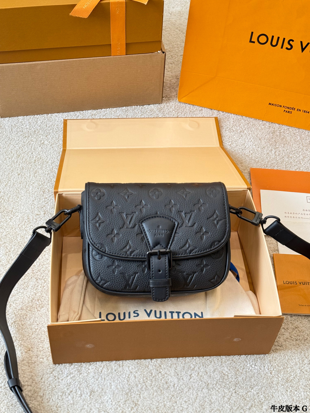 P330 | Lv Saumur Messenger Bag | Vlv Saumur Messenger Bag, Made Of Monogram Empreinte | Embossed Cowhide, Low-key And Textured, With An Adjustable Shoulder Strap, Can Be Worn On One Shoulder And Across The Body, And Can Be Easily Used For Commuting And Leisure. The Flip Cover + Metal Buckle Design Is Safe And Convenient, And The Interior Space Is Super Large, Making It Easy To Store Daily Items. The Black Warrior Series Is Wear-resistant And Durable, And Can Be Used For Both Business And Leisure. It Is A Classic Choice Among Men's Bags | Size 21 16cm
