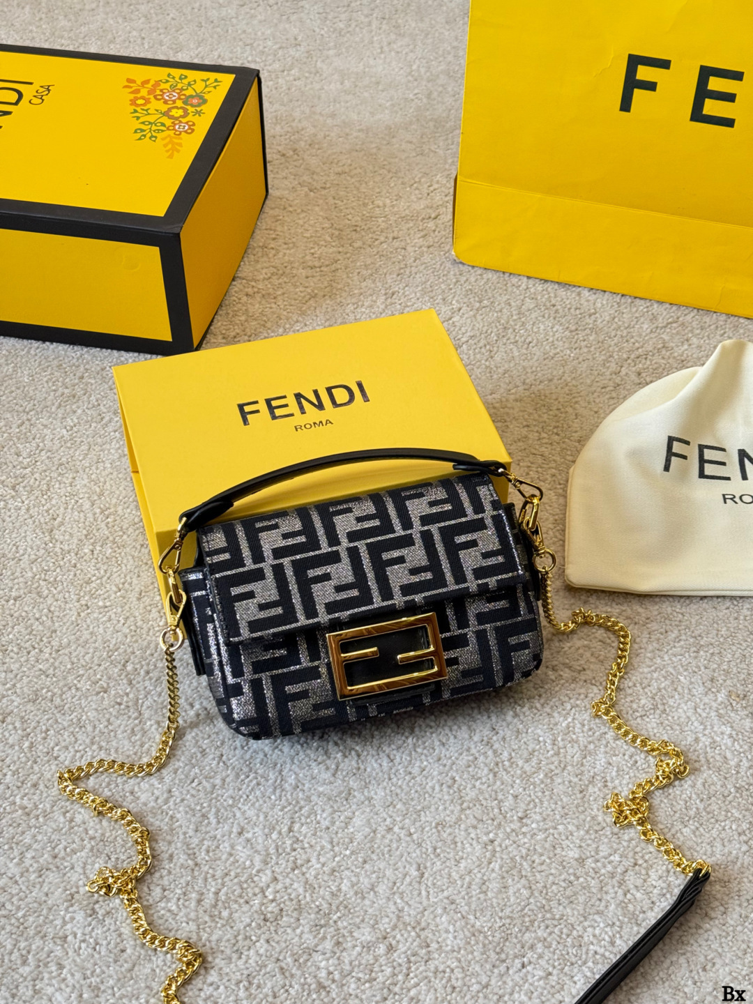 p205
Fendi Mini老花法棍包
Fendi Mini Baguette法棍包，经典棕色FF老花提花布料+金属锁扣，复古优雅又时髦。配可拆卸链条肩带，手提、斜挎、单肩都OK，日常通勤或约会都能轻松驾驭。容量虽小但超实用，手机、口红、钥匙都能装下，是轻奢百搭热门单品，时尚与实用兼备，真的很推荐！
尺寸 17 13cm
