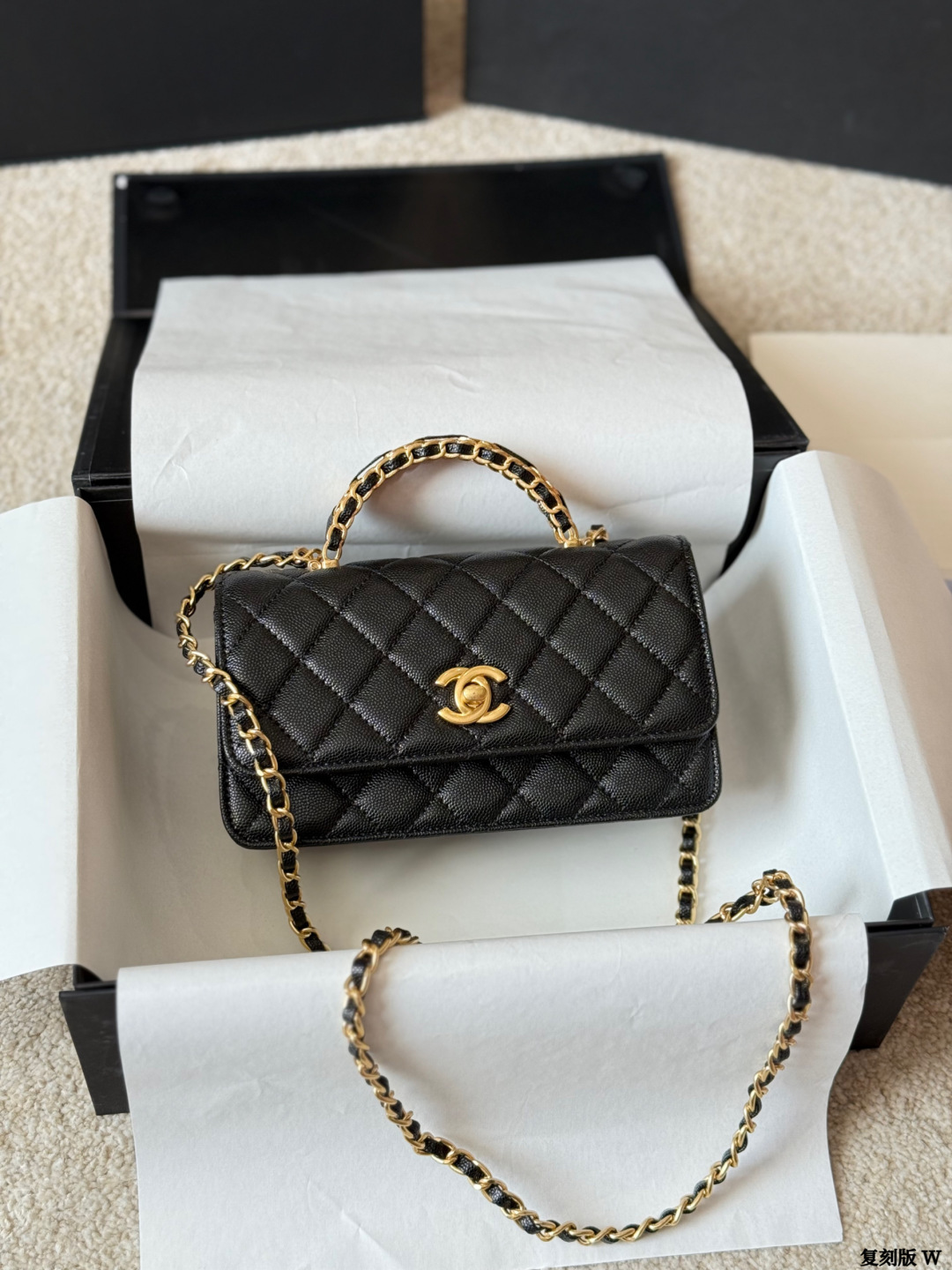 Re-engraved Version P233 | Chanel 25b Black Gold Lychee Leather Handle Accordion Bag | Chanel 25b Black Gold Lychee Leather Handle Accordion Bag, Classic Diamond Pattern + Double C Metal Logo, Black And Gold Color Matching Is Super Textured. The Pebbled Cowhide Is Wear-resistant And Scratch-resistant, Making It Suitable For Daily Commuting And Going Out On The Street The Leather Handle Is Designed With A Chain, So It Can Be Carried By Hand, On The Shoulder, Or Cross-body. It Is Flexible And Versatile. The Interior Is Multi-layered And Has Enough Capacity To Hold An Iphone Pro Max And Daily Necessities, As Well As Daily Necessities And Pens. Chi Ding Jing | 11×18.5x6cm, Lightweight And Portable, Is A Popular Chanel Model, Both Fashionable And Functional