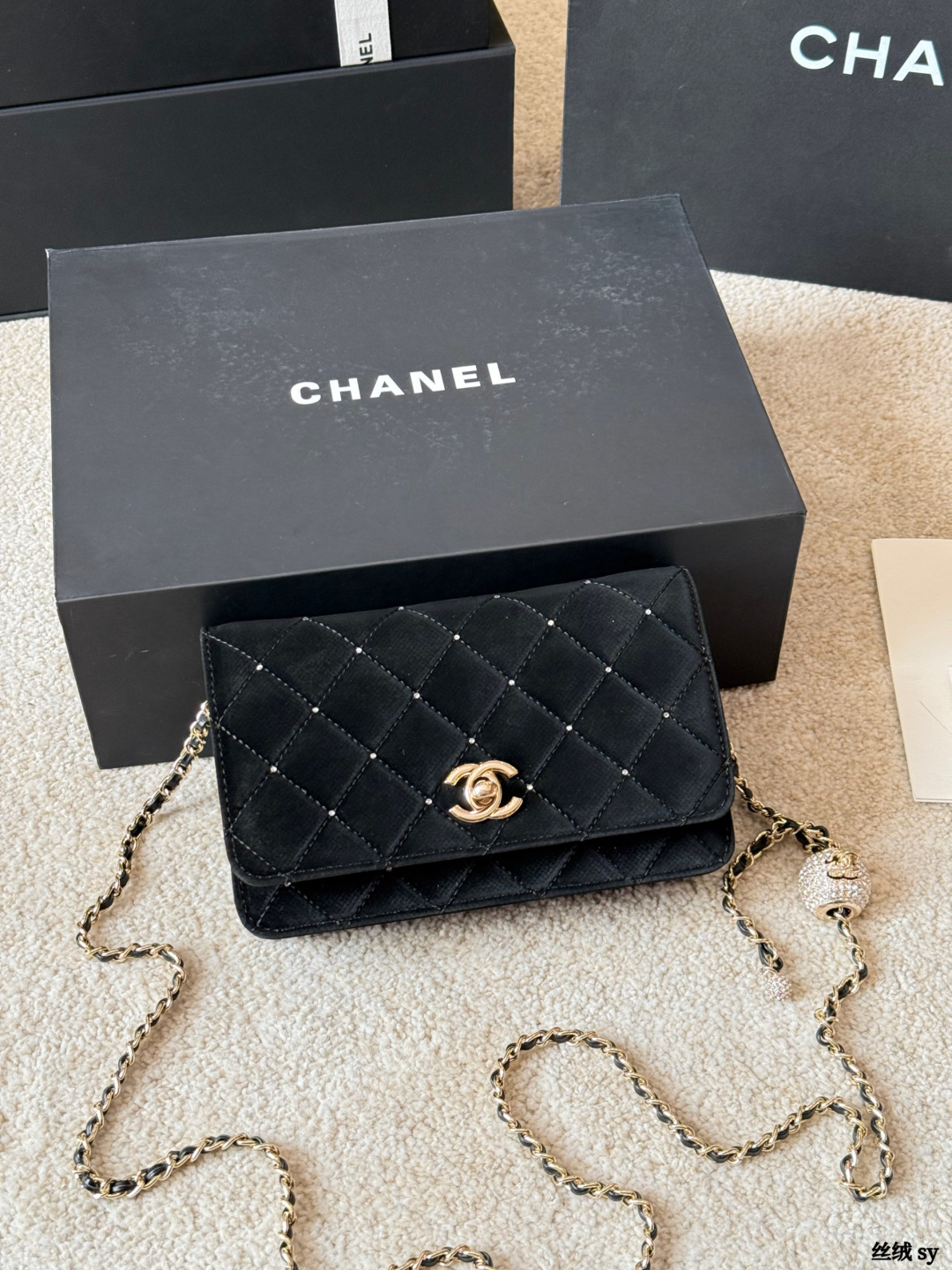 Velvet P255 | Chanel Velvet Woc Golden Ball Fortune Bag | Small Fragrant Cowhide. Recently, Many Celebrities Are Carrying Chanel 19. This Bag Was Jointly Created By Karl Lagerfeld And Chanel’s Current Creative Director Virginie Viard Therefore, The Overall Shape Continues The Classic Elements, And Adds Some Special Small Designs. Zhou Xun, Liu Wen, Ouyang Nana, Song Qian, And Nazha Have All Carried This 19 Recently. Do You Like This Newly Launched Chanel19handbag Size 20 12cm