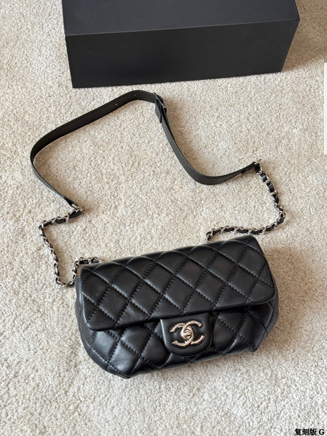 Re-engraved Version P308 | Chanel's Latest Black Sheepskin Rhombus Belt Bag Can Also Be Used As A Chest Bag | Buckle, Classic Chain, Adjustable Shoulder Strap Length, Multiple Carrying Methods, Can Be Worn On One Shoulder, Same Capacity For Men And Women | It Is Not Only Classic In Color, But The Black And Silver Texture Adds A Bit Of Nobility. | Whether You Wear It With Jeans Or A Little Black Skirt, It Can Make You Instantly Become | Size: 22 14 5