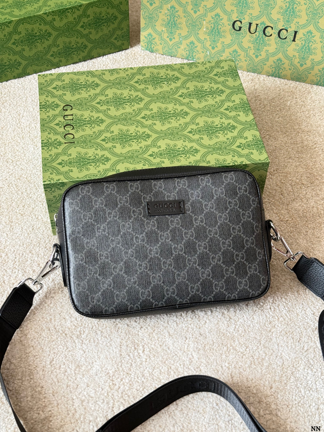 Cowhide Version P210 | Gucci Black Flower Camera Bag | Gucci Black Flower Camera Bag, Made Of Gg Supreme Environmentally Friendly Canvas + Black Leather Piping, Low-key Yet Recognizable Decorated With Wide Red And Blue Webbing, It Has Both A Retro And Modern Feel. The Size Is 24×15x8cm, The Capacity Is Moderate, And It Can Accommodate Mobile Phones, Wallets, And Power Banks. The Inner Open Pocket Is Convenient For Storing Personal Items. | The Shoulder Strap Is Adjustable And Can Be Worn On One Shoulder Or Across The Body. It Is Versatile For Commuting And Leisure, And Can Be Easily Carried By Both Men And Women