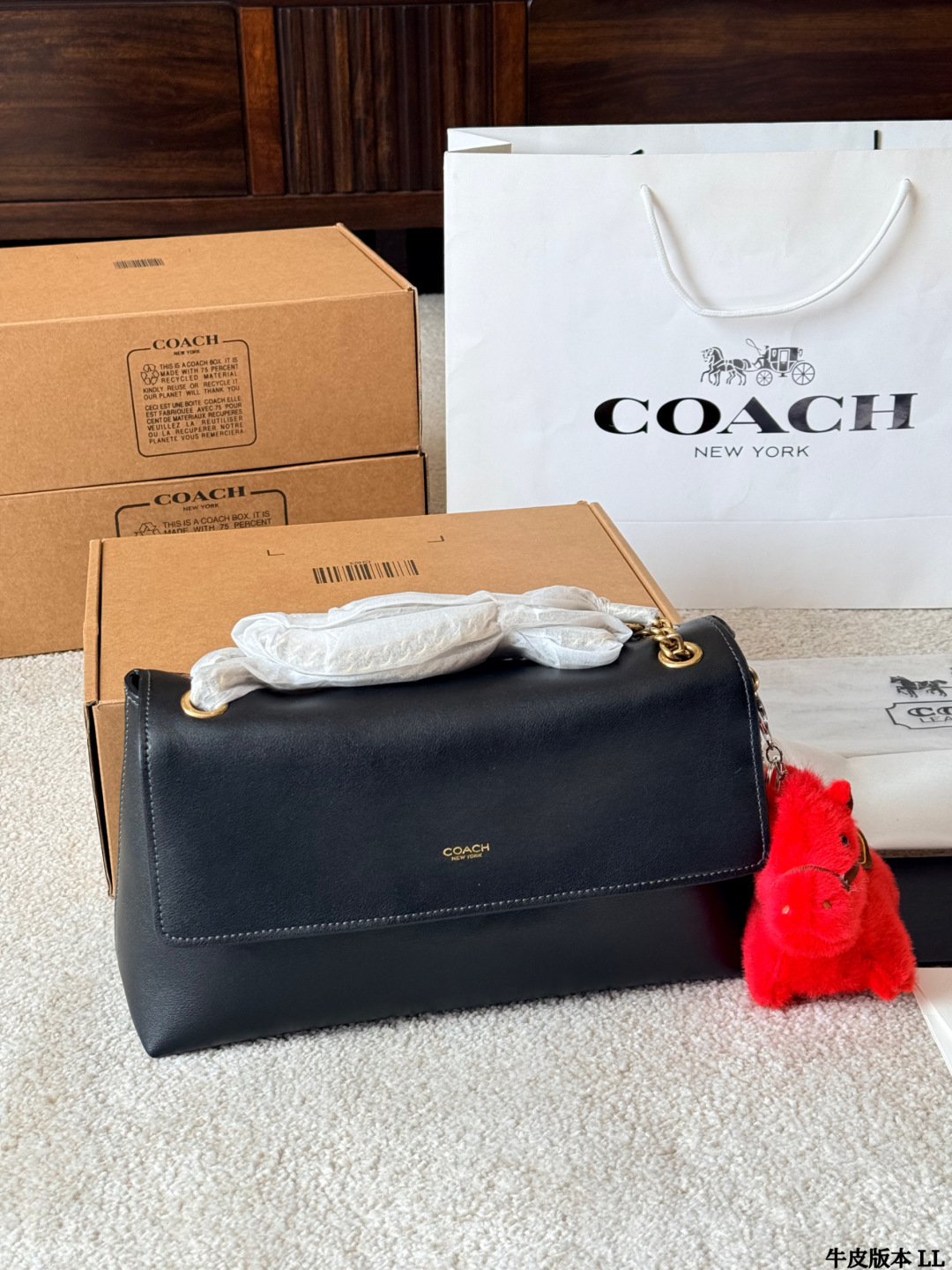 Cowhide Version P263 | Coach Chelsea 30 Chain Bag | Vcoach Chelsea 30 Chain Bag, Black Matte Grained First-layer Cowhide, Has A Delicate And Wear-resistant Feel, And The More You Use It, The More Retro It Will Look Like. 30x18x12cm, Chain Shoulder Strap Can Be Worn On The Shoulder Or Cross-body, Suitable For Commuting, Shopping, Or Dating The Push Lock Opens And Closes, Which Is Safe And Convenient. The Interior Space Is Super Large, And An Ipad Can Be Easily Put Down. Minimalist Design + Classic Black, Versatile And Stylish, It Can Be Carried In All Seasons. It Is The First Choice For Long-term Commuting Bags